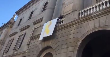 Colau retira el lazo amarillo del Ayuntamiento de Barcelona