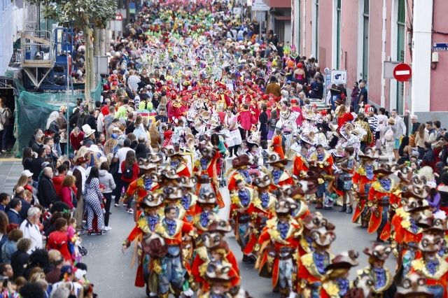 LAS PALMAS DE G.C.: Unas 200.000 personas disfrutaron de la Gran Cabalgata del Carnaval de Una noche en Río