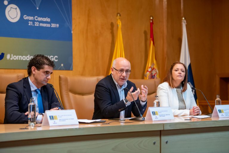 GRAN CANARIA: Acabar con la ‘necesititis’ es clave para ser felices en el trabajo, explicó Santandreu en las jornadas de Recursos Humanos del Cabildo