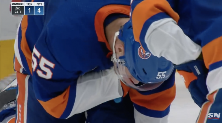 Le cortan el cuello con un patín en pleno partido de hockey sobre hielo