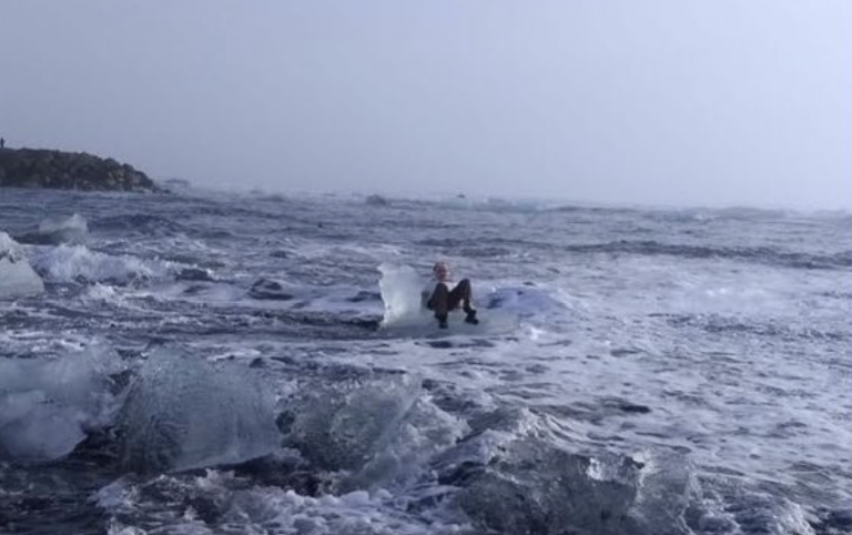 Rescatan a una anciana que se quedó atrapada en un iceberg durante una visita turística