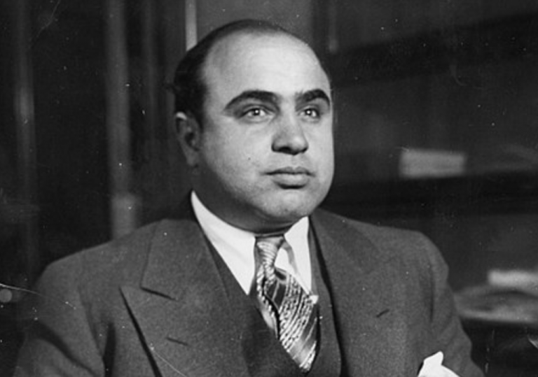 El dueño de un restaurante de Chicago encuentra una cámara secreta que podría contener la fortuna de Al Capone