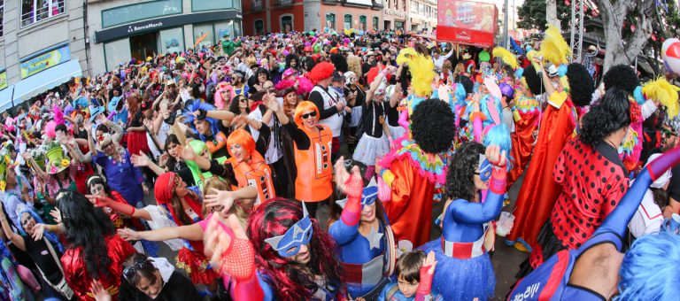 S. C. DE TENERIFE:  Santa Cruz celebra este domingo el primer Carnaval de Día de sus fiestas invernales