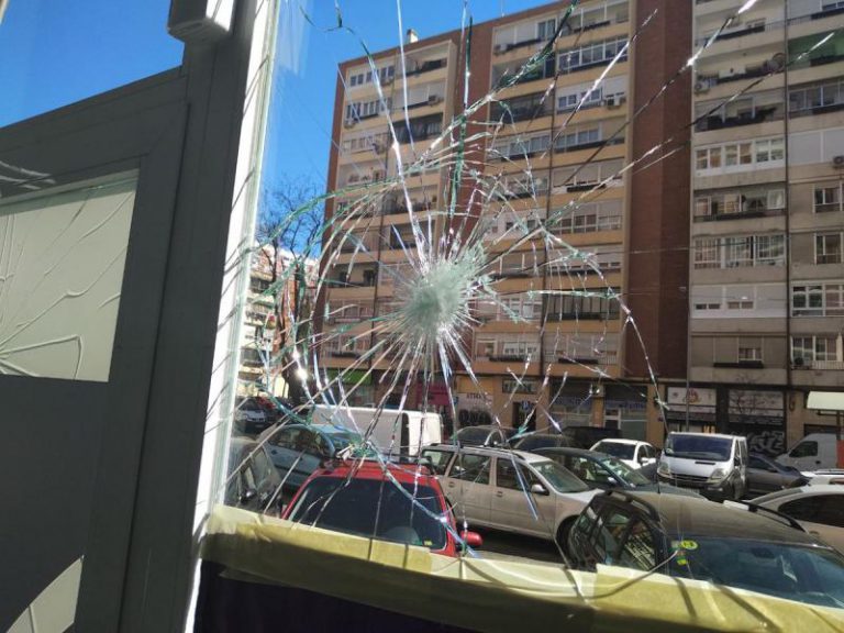 Rompen los cristales de la sede de Podemos en el distrito madrileño de Fuencarra-El Pardo