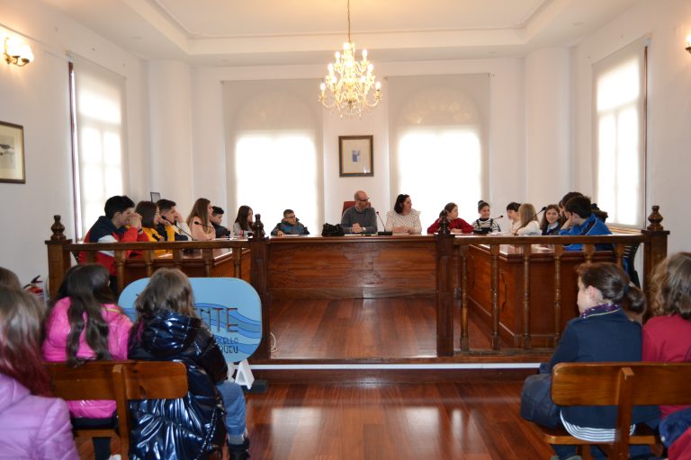 Escolares de Bueu protagonizan un Pleno sobre la Igualdad