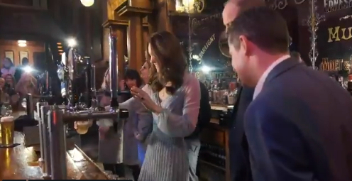 Kate Middleton sorprende «tirando» cerveza, en medio de los rumores de embarazo