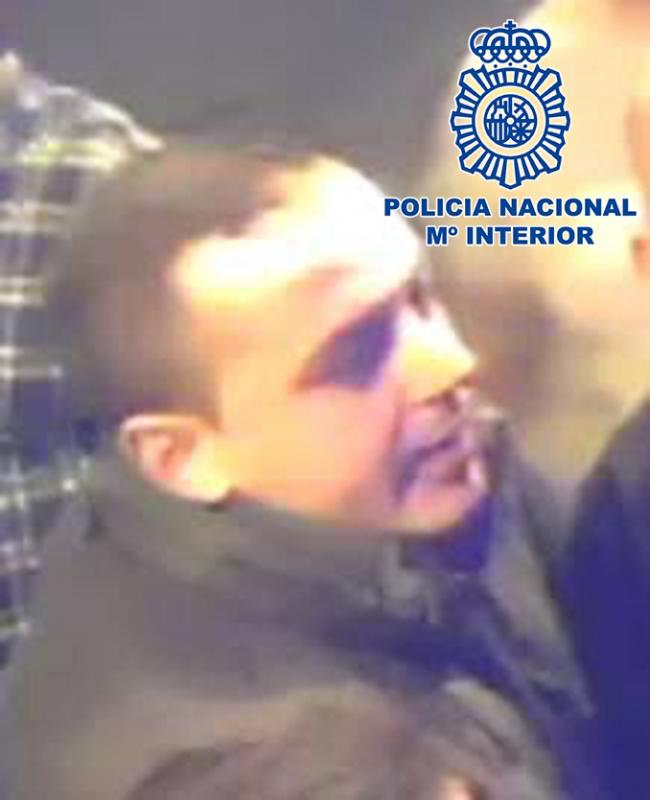 Se busca en Málaga a un hombre con un diente negro y otro roto acusado de homicidio