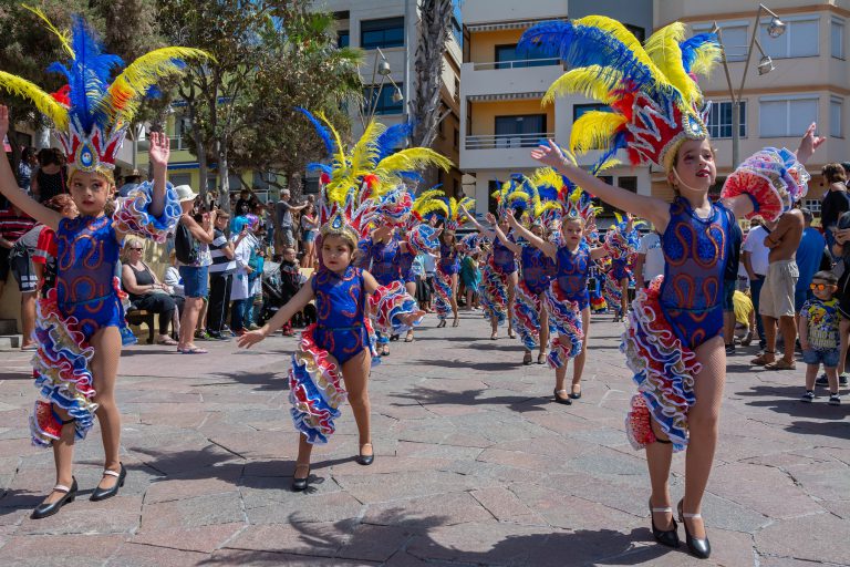 GRANADILLA DE A.: Miles de personas bailaron durante doce horas ininterrumpidas de actuaciones musicales en la plaza central