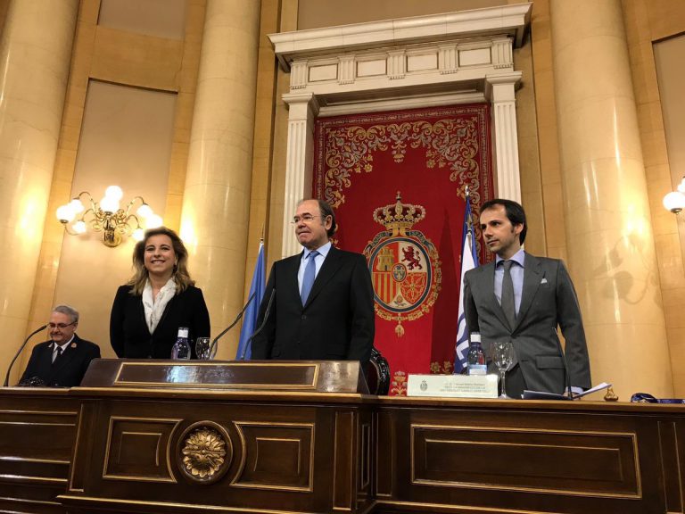 El presidente del Senado anima a los jóvenes «a no ser pasivos y tener pensamiento crítico»