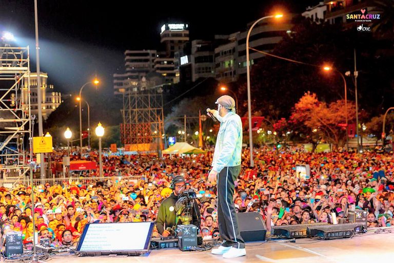 S. C. DE TENERIFE: El Carnaval  desborda sus previsiones con una Piñata multitudinaria