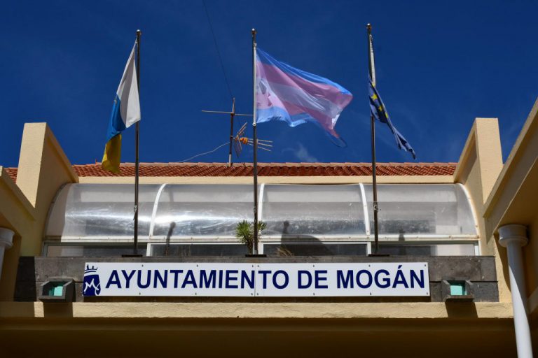 Mogán iza la bandera trans por la visibilidad del colectivo