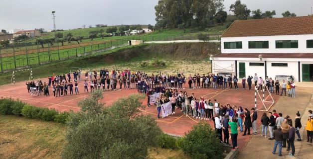 Un instituto de Huelva quita parte del recreo a los chicos para que vean «lo que siente la mujer»