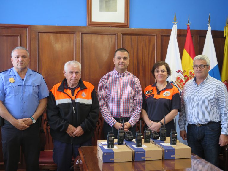 S. Mª. DE GUÍA: El Ayuntamiento entrega nuevo equipamiento de emisoras Tetra a la Agrupación Local de Protección Civil