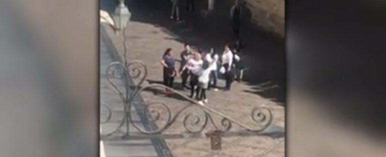 Brutal pelea entre las mujeres que reparten romero a las puertas de la Mezquita de Córdoba