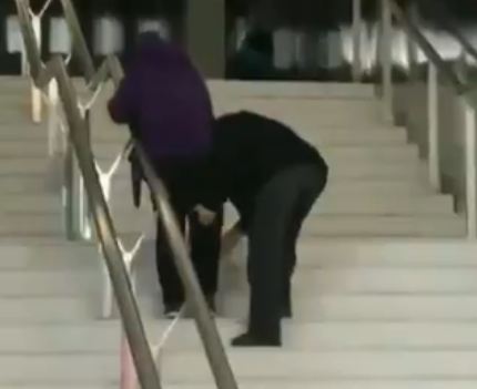 El amor no tiene edad: el vídeo viral de dos ancianos subiendo las escaleras