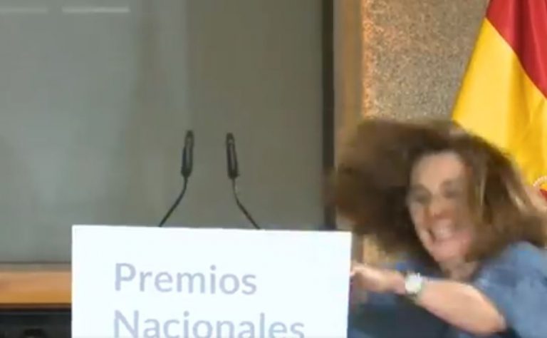 La terrible caída de Blanca Berasategui, ante los reyes, tras recibir el Premio Nacional de Periodismo Cultural