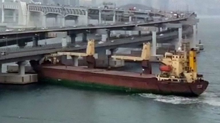 Marinero borracho estrella un carguero contra un puente en Corea del Sur