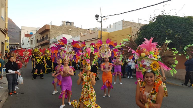 LA ALDEA DE SAN NICOLAS: El carnaval inunda las calles con cientos de participantes