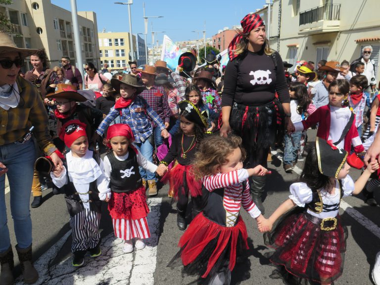 S. Mª. DE GUÍA. Arrancó su carnaval con más de 800 personas inundando las calles de color, ritmo y fantasía en la Gran Cabalgata Escolar