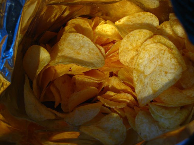 ¿Por qué las bolsas de patatas están llenas solo hasta la mitad?