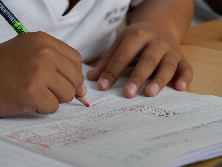 Investigan si un niño de 10 años abusó sexualmente de otro de cinco en un colegio en Lleida