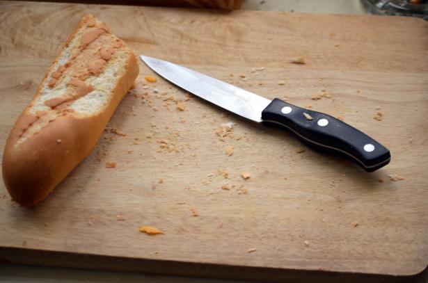 Cuatro personas resultan heridas con un cuchillo y un tenedor en un colegio