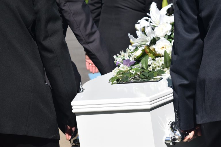 Una familia multada por exceder en 14 segundos el funeral de su padre