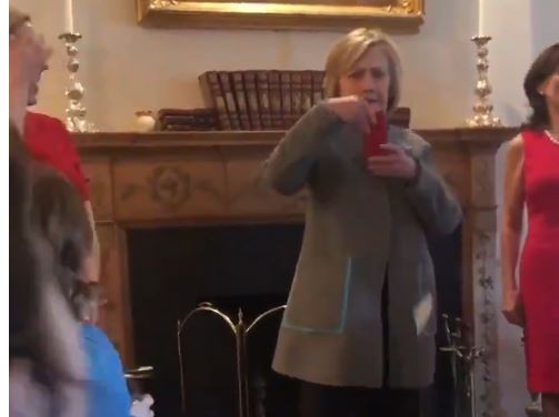 La inesperada llamada que recibió Hillary Clinton durante un acto público que se ha vuelto viral