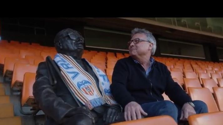 El bonito homenaje del Valencia a un aficionado ciego a quien su hijo le narraba los partidos