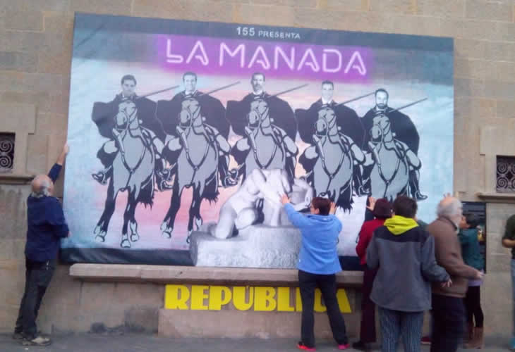 Destrozan el polémico cartel en Olot que compara a ‘la Manada’ con el Rey, Sánchez, Casado, Rivera y Abascal