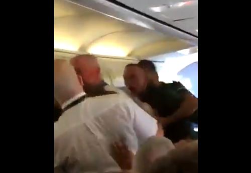 Se enzarzan en una brutal pelea a bordo de un avión e intenta arrancarle la nariz de un mordisco