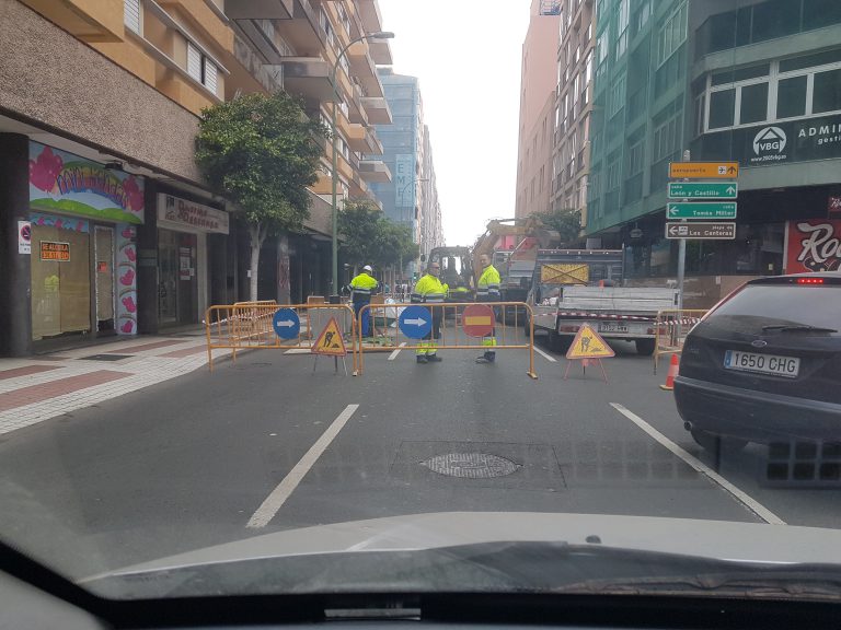 LAS PALMAS DE G.C.: Un corte de tráfico en la calle Nestor de la Torre, colapsa la zona