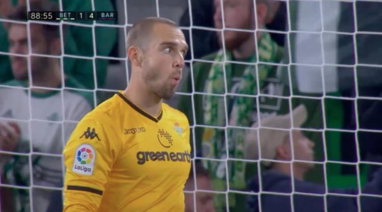 La cara de Pau López en el tercer gol de Messi