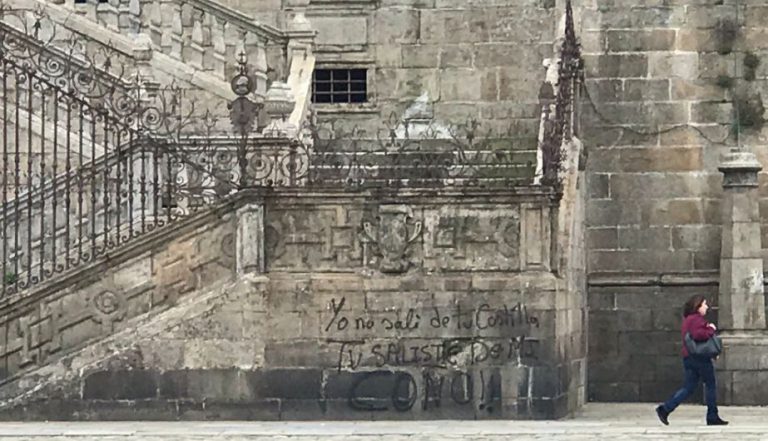 Estas son las pintadas contra la Familia Real, la iglesia y Vox que han aparecido en la Catedral de Santiago