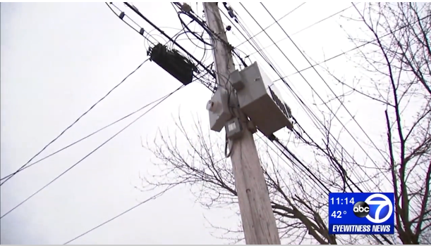 Una mujer recibe una factura de 5.000 dólares por la luz de un poste eléctrico colocado fuera de su casa