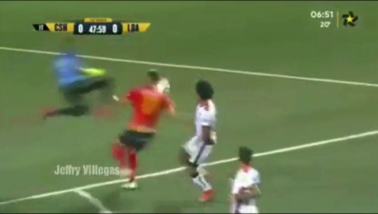 El terrible ‘rodillazo volador’ de un portero durante un partido de fútbol que acabó en expulsión