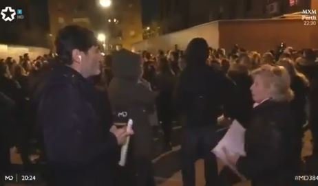 Una mujer se enfrenta a un reportero de TeleMadrid en directo: «Estamos hasta el coño»