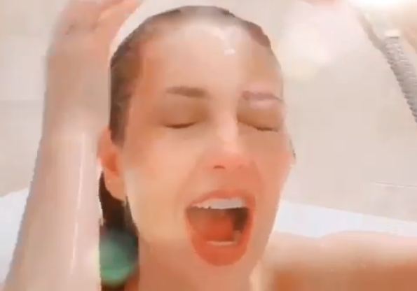 El surrealista vídeo de Thalía lavándose el pelo en su bañera para promocionar un champú