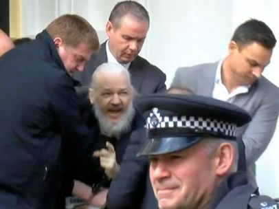 Ecuador acusa a Assange de manchar con heces las paredes de la embajada en Londres