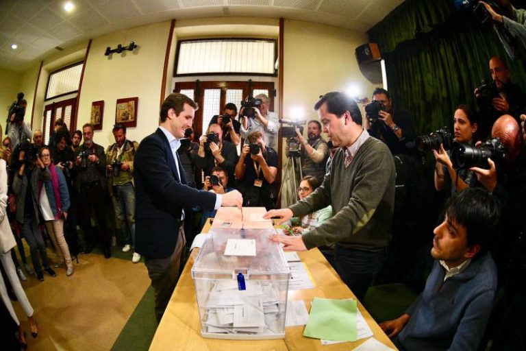 Casado vota entre gritos de «presidente»