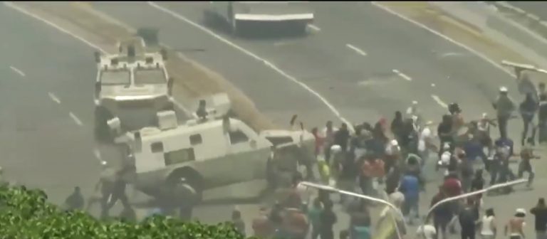 Tanques militares de Maduro atropellan a manifestantes venezolanos en Caracas