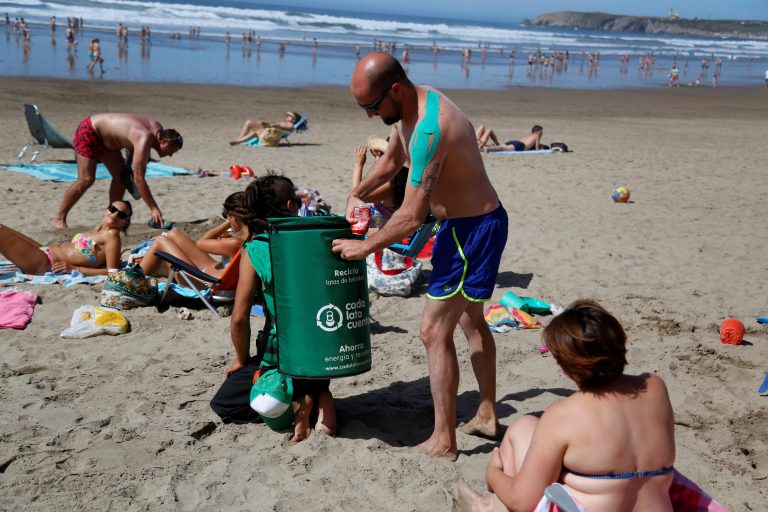 S. C. DE TENERIFE: Las Teresitas acoge estos días una campaña piloto de sensibilización sobre reciclaje