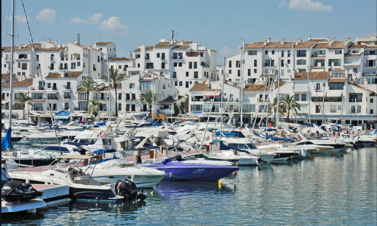 Colocan bloques de cemento antiterroristas en las terrazas que no pagan la tasa de ocupación en Puerto Banús