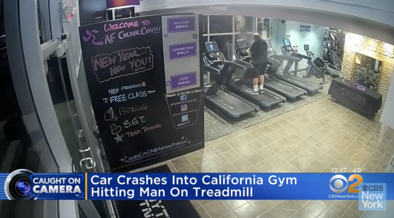 Un coche arrolla a un hombre que corría en una cinta en el interior de un gimnasio