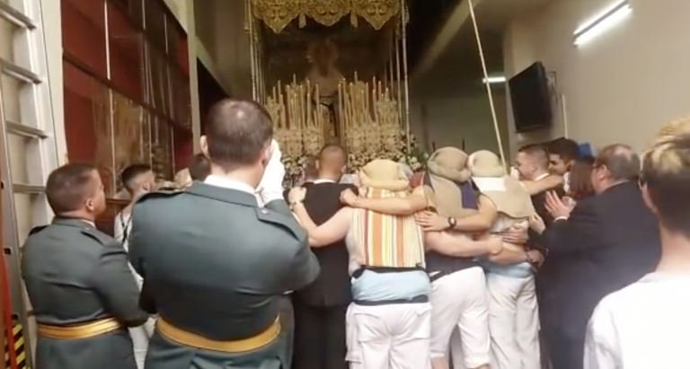 La emocionante petición de mano de un costalero en plena procesión de Semana Santa