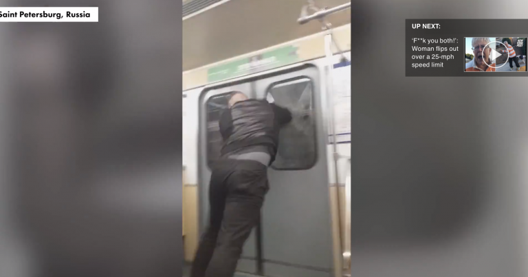 Un pasajero violento revienta de un puñetazo la ventana de un vagón del metro