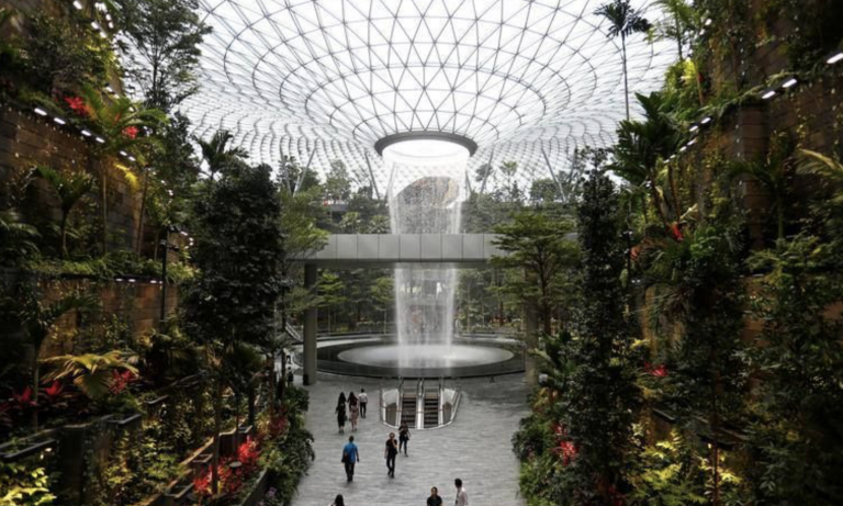 El aeropuerto de Singapur inaugura la cascada interior más alta del mundo