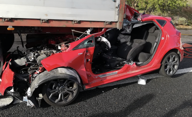 Una embarazada rescatada tras empotrar su coche contra un camión en la A3