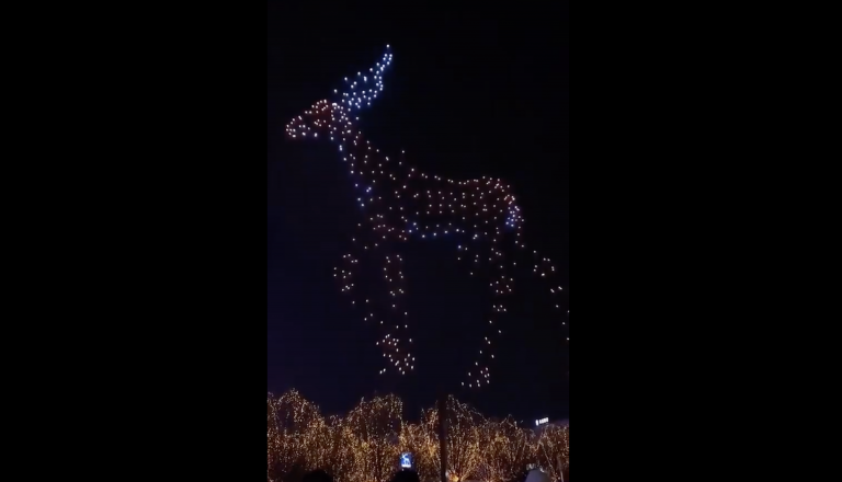 400 drones forman una impresionante imagen en movimiento en el cielo de China