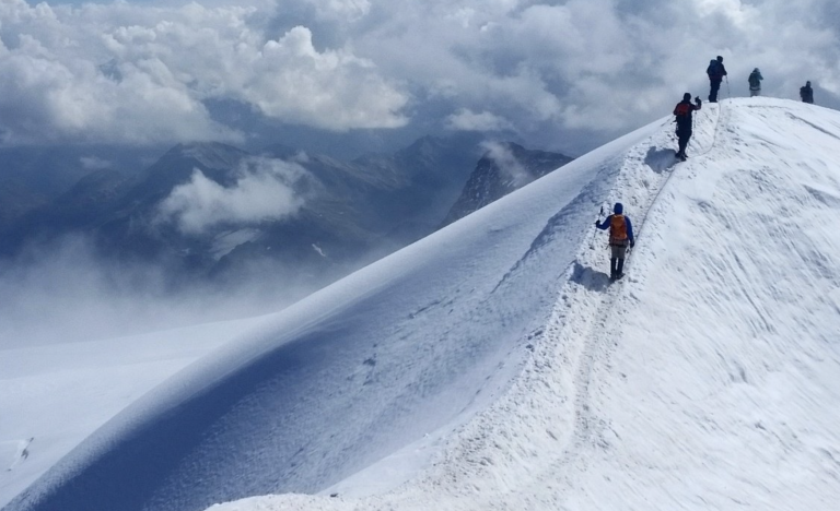 Un español rescatado del interior de un glacial en Austria